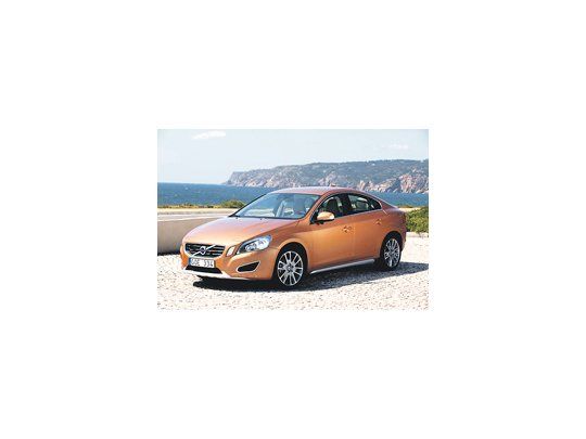 La nueva versión de entrada de gama del Volvo S60 llega con motor de 2 litros turboalimentado con una potencia de 240CV.