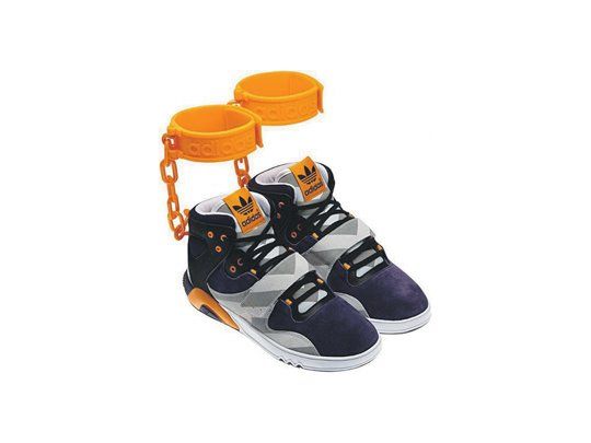 El nuevo modelo de zapatillas tiene grilletes. La comunidad negra de EE.UU. dijo que recuerda la esclavitud.