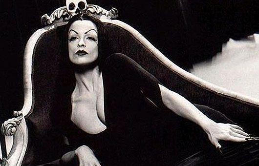 Vampira (Maila Nurmi) - 10 de eneroHizo historia en la TV como la primera presentadora de películas de terror. El Show de Vampira salió al aire en 1954. Actuó en la bizarra Plan 9 del espacio sideral, dirigida por El peor director de la historia del cine, Ed Wood.