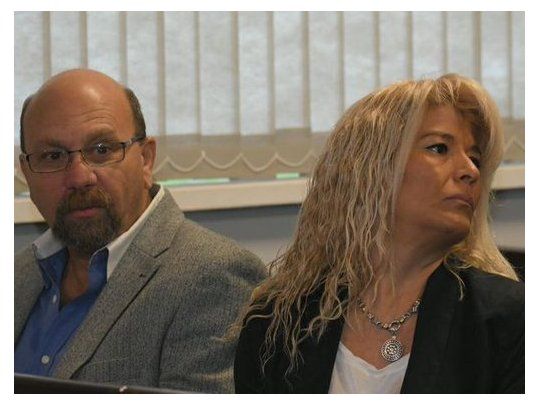 Luis Lobos junto a su esposa, durante el juicio por enriquecimiento ilícito.