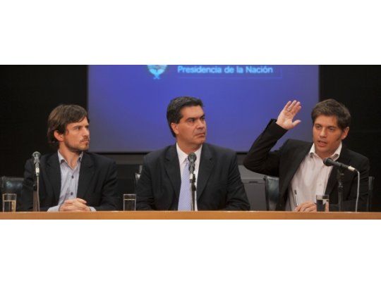 Augusto Costa, Jorge Capitanich y Axel Kicillof en conferencia de prensa en el Palacio de Hacienda.