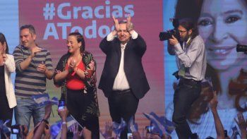 Alberto Fernández celebrando la victoria electoral en el bunker de Frente de Todos.