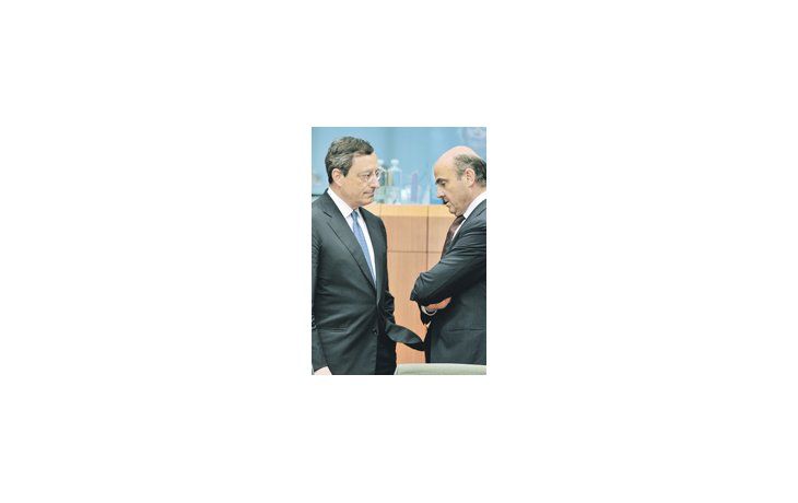 A minutos de comenzar el eurogrupo ayer en Bruselas, el titular del BCE, Mario Draghi, tiene un cara a cara con el ministro de Finanzas español, Luis De Guindos, quien no parece encontrar consuelo frente al ataque de los mercados.