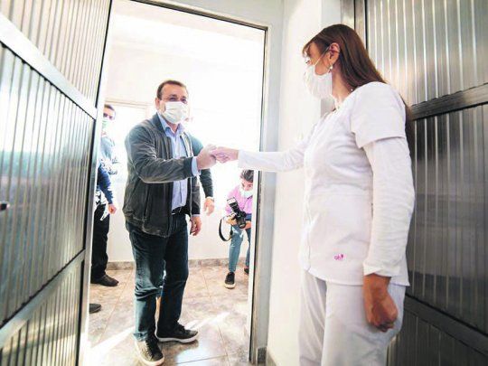 Ejes. El mandatario inauguró ayer un centro de salud comunitario en la localidad de San Vicente. Como médico, le dio a su gestión una impronta clave al manejo de la pandemia.
