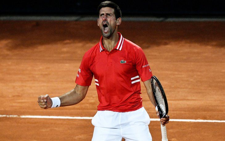 Djokovic cerró su partido ante Tsitsipas y luego eliminó al local Conego en semis.