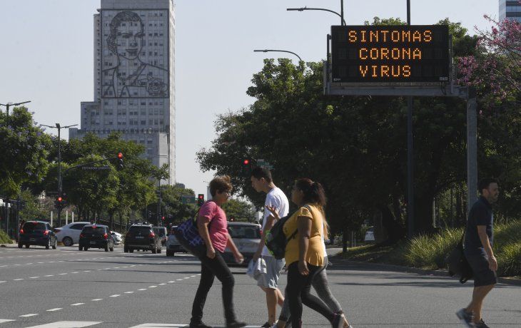 Carteles en la Ciudad advierten sobre el coronavirus.