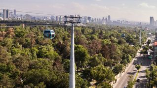 El Cablebús sobrevuela el Bosque de Chapultepec y corredores viales clave, con la Ciudad de México de fondo y foco en aliviar el tránsito en superficie El Cablebús sobrevuela el Bosque de Chapultepec y corredores viales clave, con la Ciudad de México de fondo y foco en aliviar el tránsito en superficie