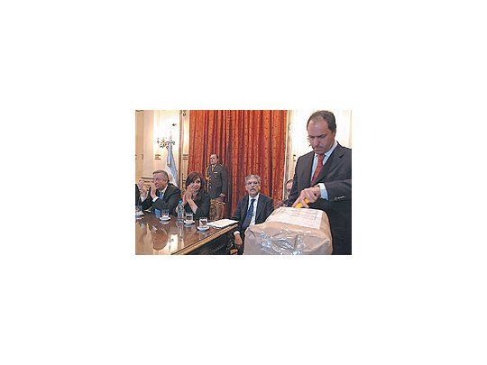 Caras largas ayer en el Salón Sur de la Casa de Gobierno. En un acto en el que debió estar el renunciado Claudio Uberti, Néstor Kirchner mira fijo, Cristina de Kirchner observa sonriendo cómo se amaña Daniel Scioli para abrir un pliego de licitación.Contempla pensativo Julio De Vido.