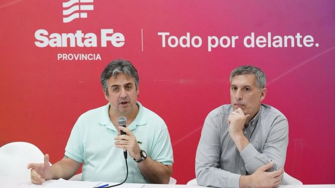 Los ministros Pablo Cococcioni y Pablo Olivares anunciaron medidas para las fuerzas de seguridad.