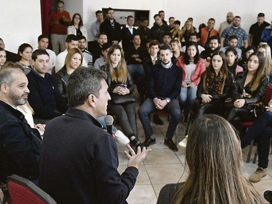 Voto sub-18. Massa estuvo ayer en Esteban Echeverría y advirtió que el Gobierno se va.