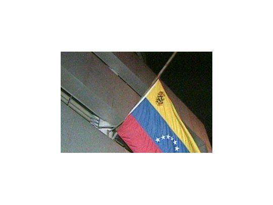La embajada de Venezuela, con la bandera a media hasta. (Imagen TV)