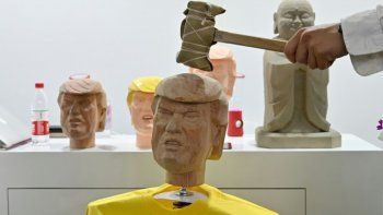 golpear la cabeza de trump con un martillo, un insolito remedio contra el estres