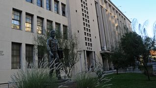 El Banco de Previsión Social (BPS) administra el Fondo Nacional de Salud (Fonasa) en Uruguay. El Banco de Previsión Social (BPS) administra el Fondo Nacional de Salud (Fonasa) en Uruguay.