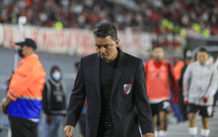 Pensativo. Marcelo Gallardo se retira del Monumental tras la derrota de River con Boca.