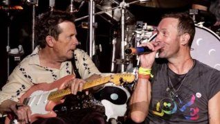 Michael J. Fox y Chris Martin durante el show de Coldplay en Glastonbury.