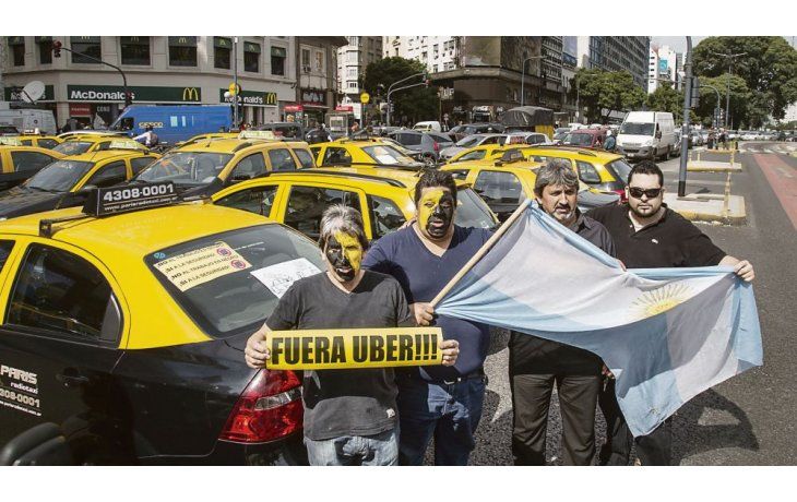 Piquetes. En varias oportunidades los trabajadores de taxis se manifestaron cortando calles contra la llegada del servicio UBER.