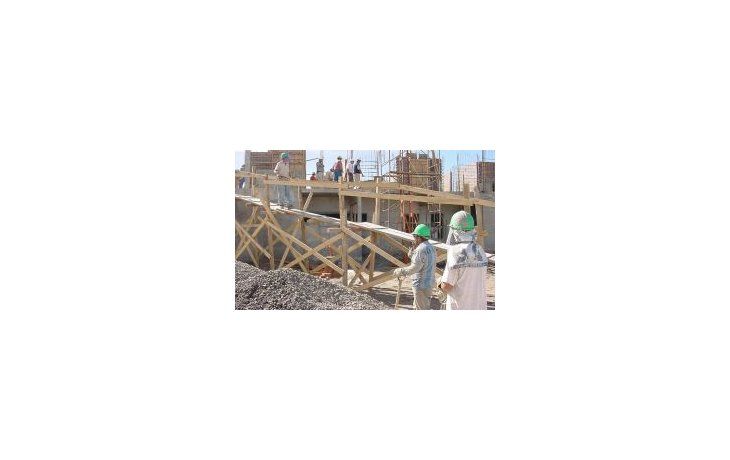 La construcción repuntó en febrero, luego de diez meses de caídas.