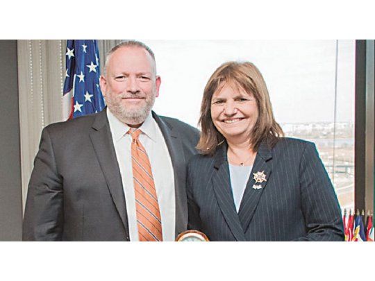 Base antidrogas. La ministra de Seguridad, Patricia Bullrich, junto al titular de la DEA, Robert Patterson.