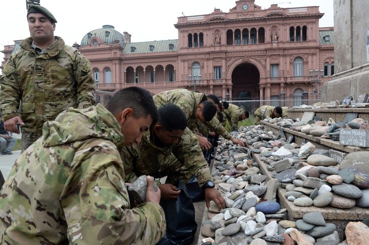 Miles de piedras fueron retiradas en una mañana.