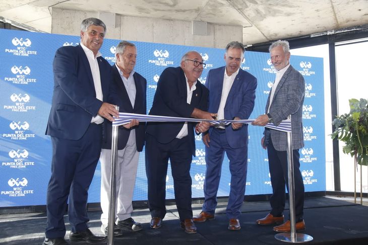 Yamandú Orsi y Miguel Abella encabezaron la inauguración. Yamandú Orsi y Miguel Abella encabezaron la inauguración.