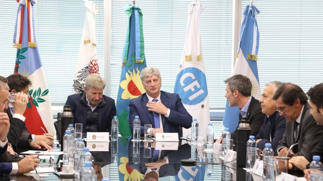 Los gobernadores alzan el tono contra Nación irritados por la falta de fondos.