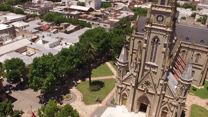 La Ciudad de Mercedes está a un paso de CABA y es ideal para descansar y admirar su paisaje y arquitectura. La Ciudad de Mercedes está a un paso de CABA y es ideal para descansar y admirar su paisaje y arquitectura.