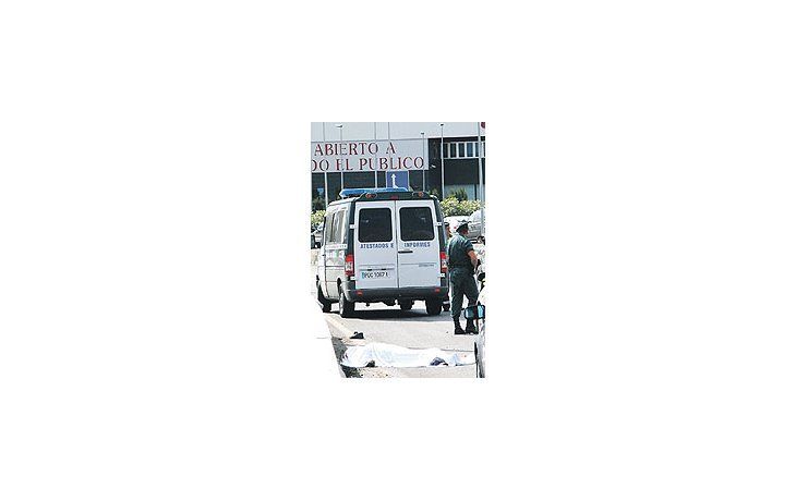 Un camionero yace muerto en una ruta cercana a Granada, en el sur de España. La huelga y los piquetes de los transportistas por la brusca suba de los precios de los combustibles comienzan a tener preocupantes efectos violentos.
