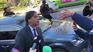 Lacalle Pou miró de manera desafiante al pequeño grupo de funcionarios de la Facultad de Medicina.