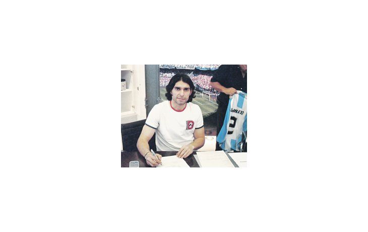Roberto Ayala cuando firmó como jugador de Racing para terminar su carrera. Ayer se repitió la escena, pero esta vez como mánager.