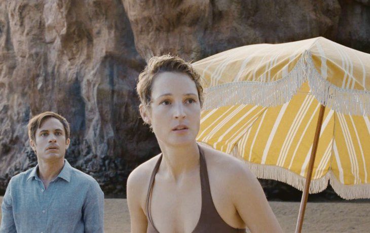 viejos. Gael García Bernal y Vicky Krieps en el resort de la muerte.