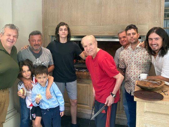 El asador y sus ayudantes, señaló Zulemita en el tweet en el que mencionó a&nbsp;Carlos Menem, a quien presentó como el asador del encuentro.