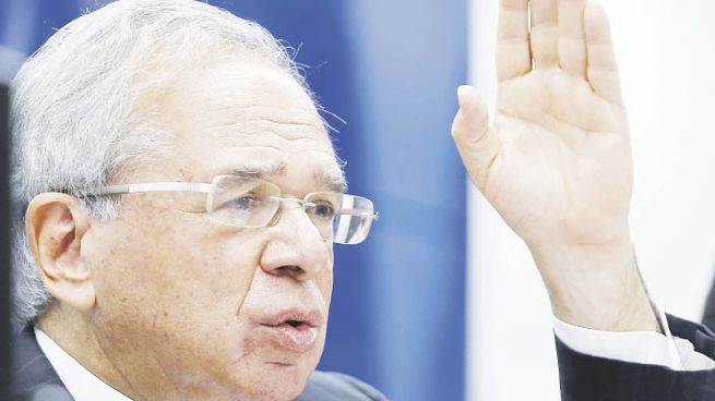 SEÑALADO. El ministro de Economía de Brasil, Paulo Guedes, está obteniendo malos resultados con su receta ultraliberal: la inflación se empina y el crecimiento languidece.