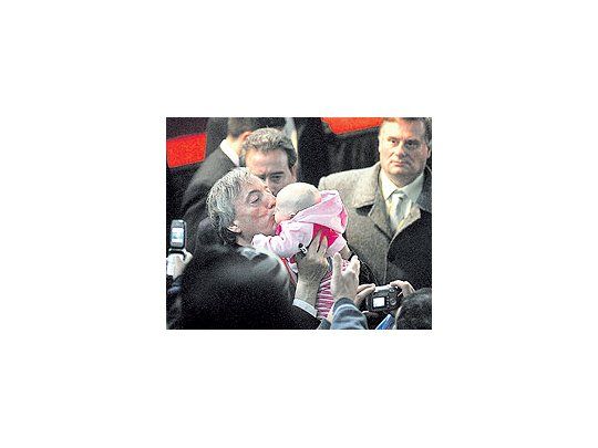 Néstor Kirchner, a lo Macri, se abrazó todo ayer en el acto en el partido de Tres de Febrero. Nose salvó un inocente llevado por sus padres del machucón presidencial, con beso incluido.