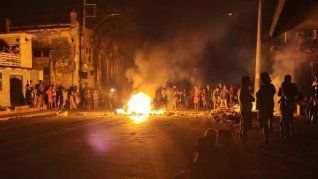 El miércoles por la noche estallaron movilizaciones en toda la capital cubana, con cientos de ciudadanos enfurecidos en barrios periféricos. El miércoles por la noche estallaron movilizaciones en toda la capital cubana, con cientos de ciudadanos enfurecidos en barrios periféricos.