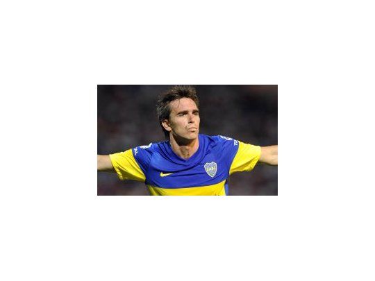 El gol menos pensado. El partido estaba para River, pero Mouche, quien habitualmente es el lanzador del centro, esta vez recibió de Erviti y anotó de cabeza.