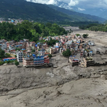 Al menos 16 muertos y más de 400 desaparecidos en una riada en Nepal, al límite con China.