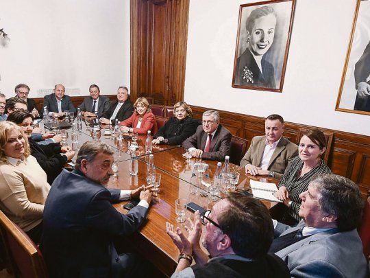 Bloque. El cordobés Carlos Caserio asumió el lugar que Migue Pichetto ocupó durante los últimos 20 años como cabeza del bloque PJ del Senado.&nbsp;