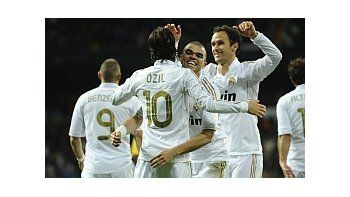 Özil fue una de las figuras y marcó el tercero.