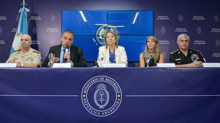 La ministra de Seguridad Nacional, Alejandra Monteoliva, acompañada por el jefe de Gabinete Nacional, Manuel Adorni, y la jueza federal de San Isidro, Sandra Arroyo Salgado. La ministra de Seguridad Nacional, Alejandra Monteoliva, acompañada por el jefe de Gabinete Nacional, Manuel Adorni, y la jueza federal de San Isidro, Sandra Arroyo Salgado.