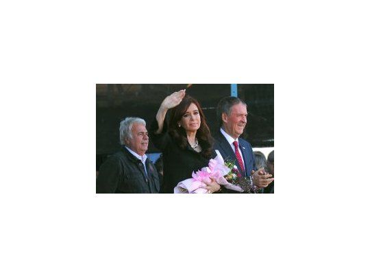 Cristina de Kirchner escoltada por el gobernador de Córdoba, Juan Manuel Schiaretti, y el mandatario provincial electo, José Manuel de la Sota.