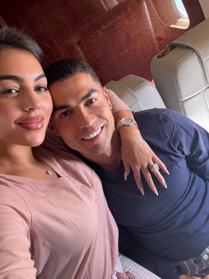 El jugador y la modelo residen actualmente en Arabia Saudita, pero suelen tener distintos lugares para pasar sus vacaciones. 