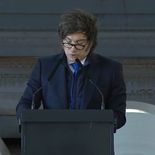 Milei cerró con un discurso la recorrida por la planta de Sidersa en San Nicolás.  Milei cerró con un discurso la recorrida por la planta de Sidersa en San Nicolás.