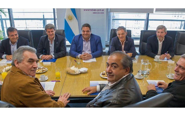Este jueves se reunieron, los titulares de Trabajo, Jorge Triaca; de Hacienda, Alfonso Prat Gay; de Producción, Francisco Cabrera; de Interior, Rogelio Frigerio y el vicejefe del Gabinete de ministros, Mario Quintana, con los miembros de la delegación sindical: Carlos Acuña, Héctor Daer y Juan Carlos Schmid, entre otros.