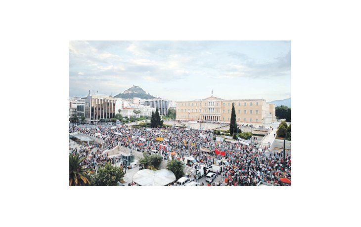 Miles de manifestantes protestaron este fin de semana en Atenas contra el ajuste frente al Parlamento griego. Adentro, Tsipras y su gabinete discutieron la posición que llevarán hoy a Bruselas.