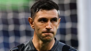 Dibu Martínez tendría todo listo para abandonar Aston Villa.