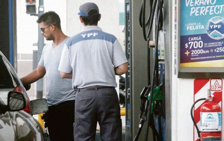 naftas: recortan suba de impuesto para atenuar aumento al publico