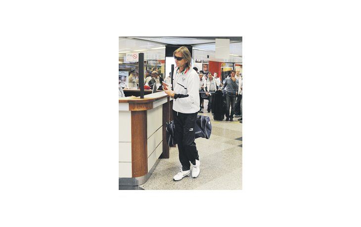 Ricardo Gareca encabeza la delegación de Vélez al llegar al aeropuerto de Asunción. Hoy el equipo argentino busca llegar a las semifinales de la Libertadores.