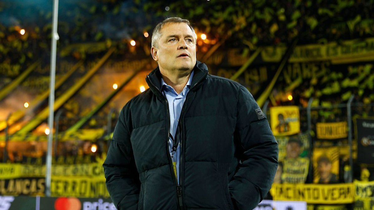 Why Riquelme is interested in Diego Aguirre as a replacement for Miguel Ángel Russo to lead Boca