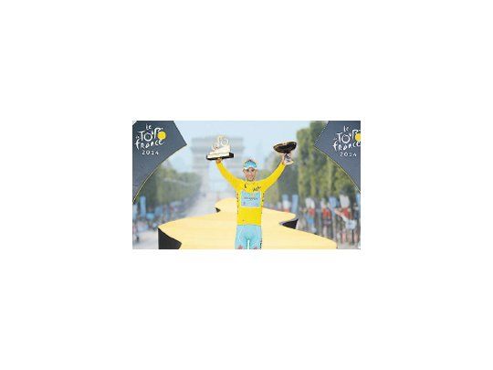 Como en una postal, el italiano Vincenzo Nibali aparece levantando el trofeo que lo coronó ganador del Tour de Francia.