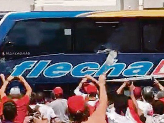 Error garrafal. La policía en lugar de proteger expuso al micro con los jugadores de Boca y el superclásico terminó en Madrid.